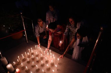 NoIDA INDIA 13 Nisan 2023 Okul Öğrencileri ve şehitlerin aileleri, 13 Nisan 2023 'te Noida Şehit Anıtı' nda Sunil Ghosh Hindustan T tarafından Noida Hindistan 'da düzenlenen 22. anma gününde mum yakarken görüldü.