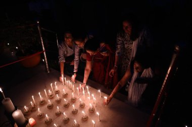 NoIDA INDIA 13 Nisan 2023 Okul Öğrencileri ve şehitlerin aileleri, 13 Nisan 2023 'te Noida Şehit Anıtı' nda Sunil Ghosh Hindustan T tarafından Noida Hindistan 'da düzenlenen 22. anma gününde mum yakarken görüldü.