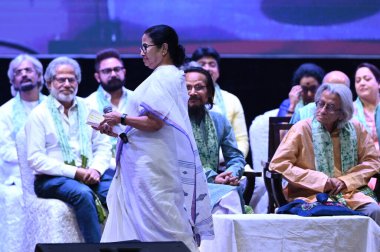 KOLKATA INDIA 13 Nisan 2023 Batı Bengal Genel Sekreteri ve TMC üstbaşkanı Mamata Banerjee 13 Nisan 2023 tarihinde Kolkata Hindistan 'da Dhana Dhanye konferans salonu Alipore açılışında konuşma yapmak üzere yola çıktılar.