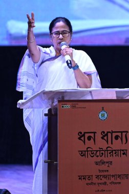 KOLKATA INDIA APRIL 13 Nisan 2023 Batı Bengal Genel Sekreteri ve TMC üstbaşkanı Mamata Banerjee, 13 Nisan 2023 tarihinde Kolkata Hindistan 'da Dhana Dhanye konferans salonu Alipore' nin açılışında yaptığı konuşmada altı kat ve 510 feet uzunluğunda ve 210 metre uzunluğunda bir binaya sahiptir.