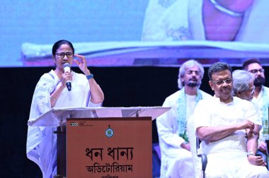 KOLKATA INDIA APRIL 13 Nisan 2023 Batı Bengal Genel Sekreteri ve TMC üstbaşkanı Mamata Banerjee, 13 Nisan 2023 tarihinde Kolkata Hindistan 'da Dhana Dhanye konferans salonu Alipore' nin açılışında yaptığı konuşmada altı kat ve 510 feet uzunluğunda ve 210 metre uzunluğunda bir binaya sahiptir.