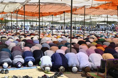 GURUGRAM INDIA Nisan 21 2023 Müslümanlar, kutsal Ramazan ayının son Cuma günü, 21 Nisan 2023 'te Gurugram Hindistan' da, Leisure Valley Park yakınlarındaki 29. 