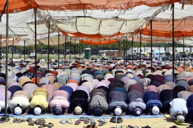 GURUGRAM INDIA Nisan 21 2023 Müslümanlar, kutsal Ramazan ayının son Cuma günü, 21 Nisan 2023 'te Gurugram Hindistan' da, Leisure Valley Park yakınlarındaki 29. 