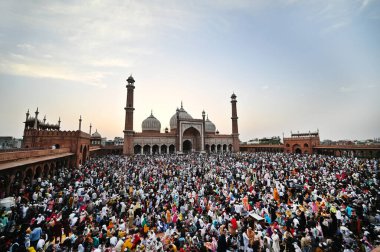 YENİ DELHI INDIA 14 NİSAN 2023 İftar 'ı icra eden Müslüman hayranlar 14 Nisan 2023' te Jama Mescidi 'nde Sanchit Khanna Hindustan Times tarafından çekilmiştir.