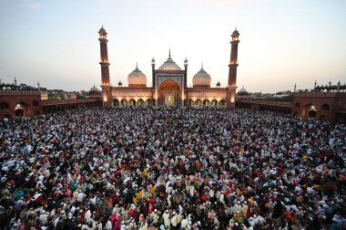 YENİ DELHI INDIA 14 NİSAN 2023 İftar 'ı icra eden Müslüman hayranlar 14 Nisan 2023' te Jama Mescidi 'nde Sanchit Khanna Hindustan Times tarafından çekilmiştir.