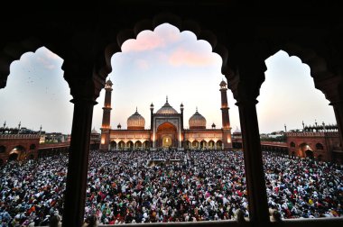 YENİ DELHI INDIA 14 NİSAN 2023 İftar 'ı icra eden Müslüman hayranlar 14 Nisan 2023' te Jama Mescidi 'nde Sanchit Khanna Hindustan Times tarafından çekilmiştir.