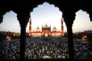 YENİ DELHI INDIA 14 NİSAN 2023 İftar 'ı icra eden Müslüman hayranlar 14 Nisan 2023' te Jama Mescidi 'nde Sanchit Khanna Hindustan Times tarafından çekilmiştir.