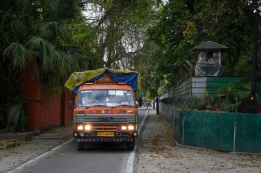 NEW DELHI INDIA 14 Nisan 2023 Kongre Başkanı Rahul Gandhi 'nin şahsi eşyalarını taşıyan Kamyon, 14 Nisan 2023' te Yeni Delhi Hindistan 'da bulunan Tughlak Yolu' ndaki evini boşaltma uyarısı aldıktan sonra resmi konutundan ayrıldı.