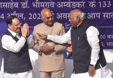 NEW DELHI INDIA 14 Nisan 2023 Rajya Sabha Muhalefet Başkanı ve lideri Mallikarjun Kharge BJP Başkanı JP Nadda ile birlikte Dr. B 'nin 132' nci doğum yıldönümü kutlamaları sırasında konuşan eski başkan Ram Nath kovid