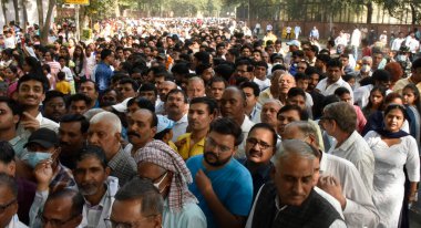 NEW DELHI INDIA APRIL 14 Nisan 2023 Baba BR Ambedkar 'ın takipçisi Parlamento Binası' nın önünde Dr. B R Ambedkar 'ın 14. doğum yıldönümü kutlamaları sırasında 14 Nisan 2023 tarihinde Yeni Delhi Hindistan' da bulunan Yeni Delhi Hindistanı Ambedkar Jayanti