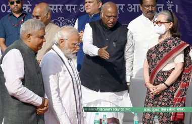 NEW DELHI INDIA 14 Nisan 2023 Başbakan Narendra Modi başkan yardımcısı Jagdeep Dhankhar Kongre Başkanı Mallikarjun Kharge ve eski kongre başkanı Sonia Gandhi BR Ambedkar 'ın parlamentoda düzenlenen doğum yıldönümü kutlamaları sırasında