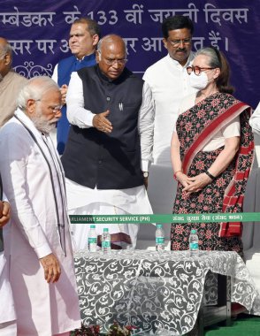 NEW DELHI INDIA 14 Nisan 2023 Başbakan Narendra Modi Kongre Başkanı Mallikarjun Kharge ve eski kongre başkanı Sonia Gandhi, BR Ambedkar 