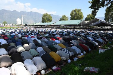 SRINAGAR INDIA APRIL 14 2023 Muslims offer Friday prayers during the holy month of Ramadan outside Hazratbal shrine on April 14 2023 in Srinagar India Photo by Waseem Andrabi Hindustan Times clipart