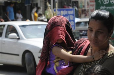 GURUGRAM INDIA HAZİRAN 15 Nisan 2023 Khandsa yolunda sıcak bir yaz gününde görüldü. 15 Nisan 2023 'te Hindistan Gurugram Fotoğrafı: Parveen Kumar Hindustan Times