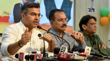 NEW DELHI INDIA APRIL 14 Nisan 2023 Delhi BJP Başkanı Virendra Sachdeva ve milletvekili Delhi Parvesh Sahib Singh, 14 Nisan 2023 tarihinde Yeni Delhi 'deki BJP Delhi Ofisi' nde CBI bildirisi ile ilgili bir basın toplantısı düzenlediler.