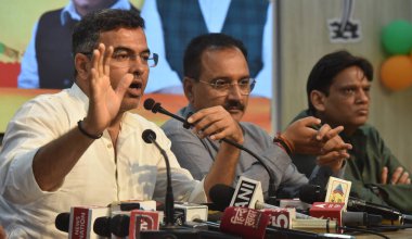 NEW DELHI INDIA APRIL 14 Nisan 2023 Delhi BJP Başkanı Virendra Sachdeva ve milletvekili Delhi Parvesh Sahib Singh, 14 Nisan 2023 tarihinde Yeni Delhi 'deki BJP Delhi Ofisi' nde CBI bildirisi ile ilgili bir basın toplantısı düzenlediler.