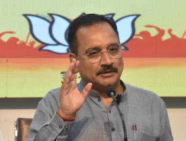 NEW DELHI INDIA APRIL 14 Nisan 2023 Delhi BJP Başkanı Virendra Sachdeva ve milletvekili Delhi Parvesh Sahib Singh, 14 Nisan 2023 tarihinde Yeni Delhi 'deki BJP Delhi Ofisi' nde CBI bildirisi ile ilgili bir basın toplantısı düzenlediler.