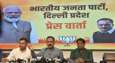 NEW DELHI INDIA APRIL 14 Nisan 2023 Delhi BJP Başkanı Virendra Sachdeva ve milletvekili Delhi Parvesh Sahib Singh, 14 Nisan 2023 tarihinde Yeni Delhi 'deki BJP Delhi Ofisi' nde CBI bildirisi ile ilgili bir basın toplantısı düzenlediler.