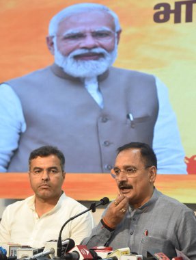 NEW DELHI INDIA APRIL 14 Nisan 2023 Delhi BJP Başkanı Virendra Sachdeva ve milletvekili Delhi Parvesh Sahib Singh, 14 Nisan 2023 tarihinde Yeni Delhi 'deki BJP Delhi Ofisi' nde CBI bildirisi ile ilgili bir basın toplantısı düzenlediler.