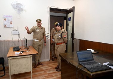 NOIDA INDIA 15 Nisan 2023 ADG Trafik Anupam Kulshreshtha ve diğer Trafik polisleri 15 Nisan 2023 'te Noida Hindistan' da Sunil Ghosh Hindustan Times tarafından çekilen fotoğraf ile 94. Bölgede İstihbarat Trafik Yönetim Sistemi 'ni teftiş ederken görüldü.