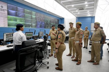 NOIDA INDIA 15 Nisan 2023 ADG Trafik Anupam Kulshreshtha ve diğer Trafik polisleri 15 Nisan 2023 'te Noida Hindistan' da Sunil Ghosh Hindustan Times tarafından çekilen fotoğraf ile 94. Bölgede İstihbarat Trafik Yönetim Sistemi 'ni teftiş ederken görüldü.