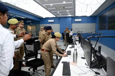 NOIDA INDIA 15 Nisan 2023 ADG Trafik Anupam Kulshreshtha ve diğer Trafik polisleri 15 Nisan 2023 'te Noida Hindistan' da Sunil Ghosh Hindustan Times tarafından çekilen fotoğraf ile 94. Bölgede İstihbarat Trafik Yönetim Sistemi 'ni teftiş ederken görüldü.