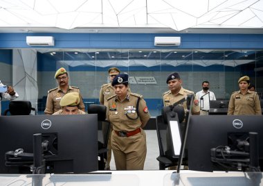 NOIDA INDIA 15 Nisan 2023 ADG Trafik Anupam Kulshreshtha ve diğer Trafik polisleri 15 Nisan 2023 'te Noida Hindistan' da Sunil Ghosh Hindustan Times tarafından çekilen fotoğraf ile 94. Bölgede İstihbarat Trafik Yönetim Sistemi 'ni teftiş ederken görüldü.