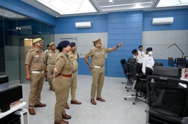 NOIDA INDIA 15 Nisan 2023 ADG Trafik Anupam Kulshreshtha ve diğer Trafik polisleri 15 Nisan 2023 'te Noida Hindistan' da Sunil Ghosh Hindustan Times tarafından çekilen fotoğraf ile 94. Bölgede İstihbarat Trafik Yönetim Sistemi 'ni teftiş ederken görüldü.