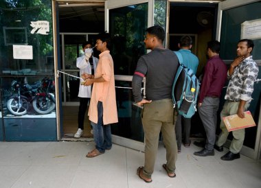 NOIDA INDIA 15 Nisan 2023 Bir sağlık çalışanı, 15 Nisan 2023 tarihinde Noida Hindistan 'da Noida Hindistan' da Sunil Ghosh Hindustan Times 'ın hazırladığı Covid 19 testi için örnek topluyor.