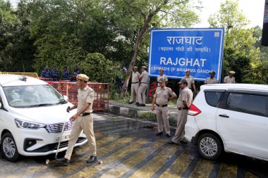 NEW DELHI INDIA 16 Nisan 2023 Delhi 'de Rajghat Güvenlik ve Punjab Genel Sekreteri Arvind Kejriwal Bhagwant Mann ve diğer AAP öğrencileri 16 Nisan 2023 tarihinde Yeni Delhi' de Yeni Hindistan Başbakanı Arvind Kejriwal sorgulandı.