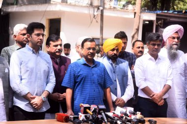 NEW DELHI INDIA 16 Nisan 2023 Delhi Başbakanı Arvind Kejriwal ve Punjab CM Bhagwant Mann, 16 Nisan 2023 tarihinde Yeni Delhi 'de çöpe atılan alkol politikası davasında CBI ziyaretinden hemen önce basın toplantısında bir konuşma yaptı.