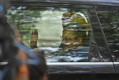 NEW DELHI INDIA 16 Nisan 2023 Delhi Başkanı Arvind Kejriwal Punjab CM Bhagwant Mann ile birlikte 16 Nisan 2023 'te Yeni Delhi' deki hurdaya çıkmış içki politikası davasında sorgulanmak üzere CBI 'dan ayrıldı.