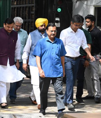 NEW DELHI INDIA 16 Nisan 2023 Delhi Genel Sekreteri Arvind Kejriwal ve Punjab CM Bhagwant Mann partisinden Rajya Sabha milletvekilleri Sanjay Singh, 16 Nisan 'daki hurdaya çıkmış içki politikası davasında sorgulanmak üzere CBI' dan ayrıldı.