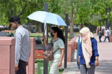 NEW DELHI INDIA 16 Nisan 2023 Hindistan Kapısı yakınlarında sıcak bir günde Delhi NCR 'de sıcaklık yükselirken Sanjeev Verma Hindustan Times