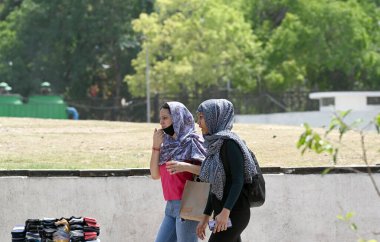 NEW DELHI INDIA 16 Nisan 2023 Hindistan Kapısı yakınlarında sıcak bir günde Delhi NCR 'de sıcaklık yükselirken Sanjeev Verma Hindustan Times