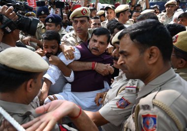 NEW DELHI INDIA 16 Nisan 2023 AAP Milletvekili Sanjay Singh, Delhi CM Arvind Kejriwal 'i desteklemek için Golf Link Yolu' ndaki Dharna CBI Ofisi 'nin yakınında 16 Nisan 2023' te Yeni Delhi 'de düzenlenen protesto sırasında polis tarafından gözaltına alındı.