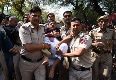 NEW DELHI INDIA 16 Nisan 2023 AAP Milletvekili Sanjay Singh, Delhi CM Arvind Kejriwal 'i desteklemek için Golf Link Yolu' ndaki Dharna CBI Ofisi 'nin yakınında 16 Nisan 2023' te Yeni Delhi 'de düzenlenen protesto sırasında polis tarafından gözaltına alındı.