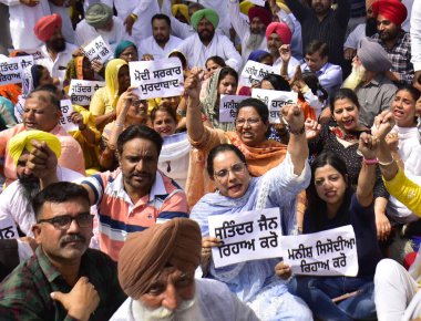 AMRITSAR INDIA 16 Nisan 2023 Punjab Kabine Bakanı Kuldeep Singh Dhaliwal ile Aam Aadmi Partisi AAP çalışanları ve liderleri, parti üst düzey yetkilileri ve Delhi Genel Sekreteri Arvind Kejri 'nin sorgulanması üzerine Amritsar' da Modi Hükümeti aleyhinde protesto düzenlediler.