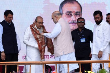 NAVI MUMBAI INDIA APRIL 15 Nisan 2023 Birlik İçişleri Bakanı Amit Shah ile Maharashtra CM Eknath Shinde ve Dy CM Devendra Fadnavis, Maharashtra Bhushan 'ı 15 Nisan 2023 tarihinde Navi Mumbai' de Navi Mumbai I.