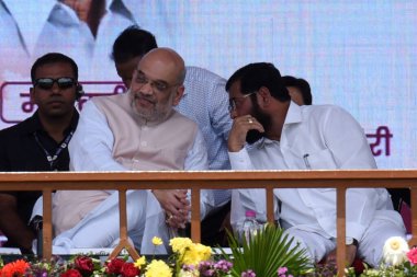 NAVI MUMBAI INDIA APRIL 15 Nisan 2023 Birlik İçişleri Bakanı Amit Shah, Maharashtra CM Eknath Shinde ile birlikte, 15 Nisan 2023 tarihinde Navi Mumbai Hindistan Şirketi Kharghar 'da Dr. Appasaheb Dharmadhikari' ye Maharashtra Bhushan hakkında bir konferans düzenledi.