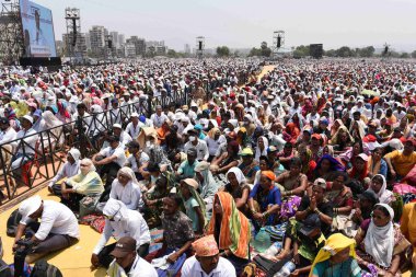 NAVI MUMBAI INDIA APRIL 15 Nisan 2023 BJP destekçileri, 15 Nisan 2023 tarihinde Navi Mumbai Hindistan 'da Bachchan Kumar' ın hazırladığı ve Dr. Appasaheb Dharmadhikari 'ye Birlik İçişleri Bakanı Amit Şah' ın katıldığı bir etkinlikte