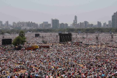 NAVI MUMBAI INDIA APRIL 15 Nisan 2023 BJP destekçileri, 15 Nisan 2023 tarihinde Navi Mumbai Hindistan 'da Bachchan Kumar' ın hazırladığı ve Dr. Appasaheb Dharmadhikari 'ye Birlik İçişleri Bakanı Amit Şah' ın katıldığı bir etkinlikte