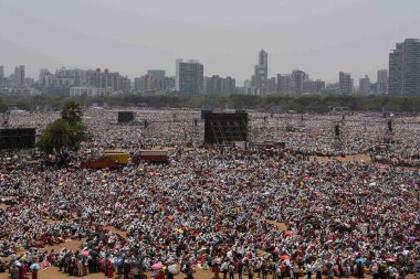 NAVI MUMBAI INDIA APRIL 15 Nisan 2023 BJP destekçileri, 15 Nisan 2023 tarihinde Navi Mumbai Hindistan 'da Bachchan Kumar' ın hazırladığı ve Dr. Appasaheb Dharmadhikari 'ye Birlik İçişleri Bakanı Amit Şah' ın katıldığı bir etkinlikte