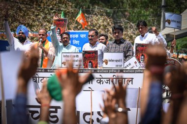 NEW DELHI INDIA APRIL 17 Nisan 2023 Delhi BJP Başkanı Virendra Sachdeva ve destekçileri 17 Nisan 2023 tarihinde Sivil Hatlar 'da Delhi hükümetine karşı Sanchit Khanna Hindustan Times