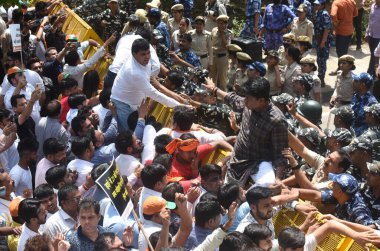 Delhi 'de Delhi Meclisi binası önünde Delhi CM Arvind Kejriwal' ın istifasını talep eden bir protesto sırasında Delhi BJP çalışanını durduran 17 Nisan 2023 Delhi Polisi, Delhi 'deki CBI tarafından sorgulandıktan sonra istifa etti.