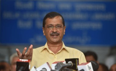 YENİ DELHI INDIA 17 Nisan 2023 Delhi başbakanı Arvind Kejriwal Delhi Ulusal Başkent Bölgesi Yedinci Yasama Meclisi 'nin ikinci oturumunun ardından Delhi Vidhan Sabha Eski Güvenlik Meclisi' nde basın mensuplarına seslendi.