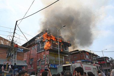 17 Nisan 2023 'te Hazretbal' daki alışveriş merkezinde Waseem Andrabi Hindistan Fotoğrafı: Waseem Andrabi Hindustan Times