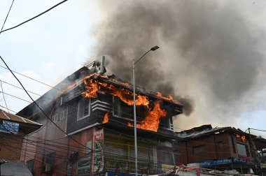 17 Nisan 2023 'te Hazretbal' daki alışveriş merkezinde Waseem Andrabi Hindistan Fotoğrafı: Waseem Andrabi Hindustan Times