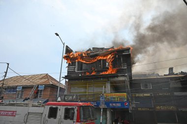 17 Nisan 2023 'te Hazretbal' daki alışveriş merkezinde Waseem Andrabi Hindistan Fotoğrafı: Waseem Andrabi Hindustan Times