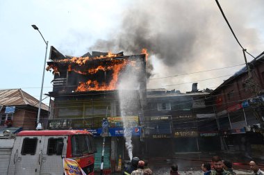 17 Nisan 2023 'te Hazretbal' daki alışveriş merkezinde Waseem Andrabi Hindistan Fotoğrafı: Waseem Andrabi Hindustan Times